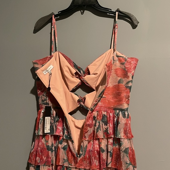 Gianni Bini
Grace Metallic Plisse Sweetheart Neck
Cut-Out Tiered Dress - Picture 7 of 8